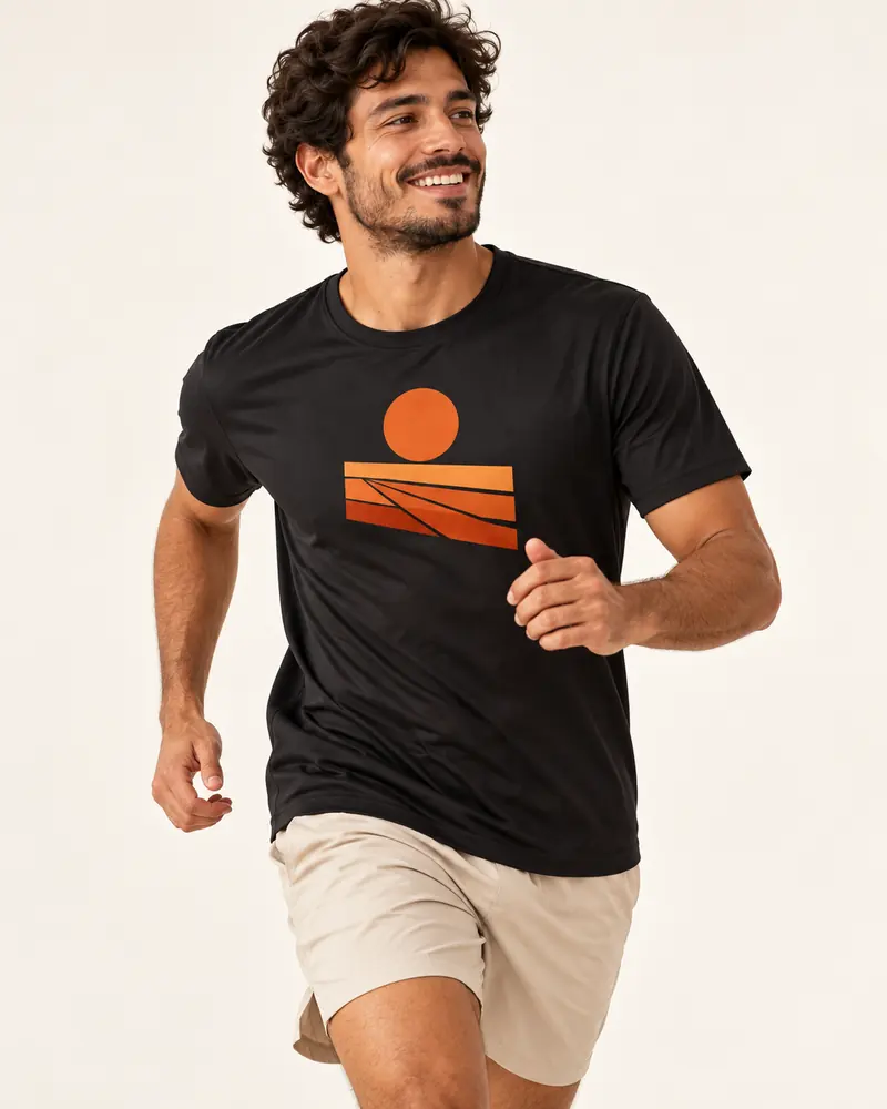Pessoa correndo com camisa dry fit preta e estampa no peito